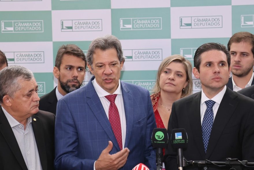 hugo-motta-cobra-apoio-interno-a-haddad-e-responsabilidade-fiscal3A-cenario-desafiador-para-brasil