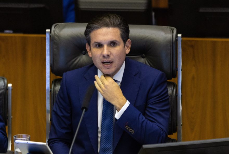 hugo-motta-com-foco-na-votacao-do-plano-nacional-de-educacao-e-chama-de-maior-marco-da-camara-em-2025