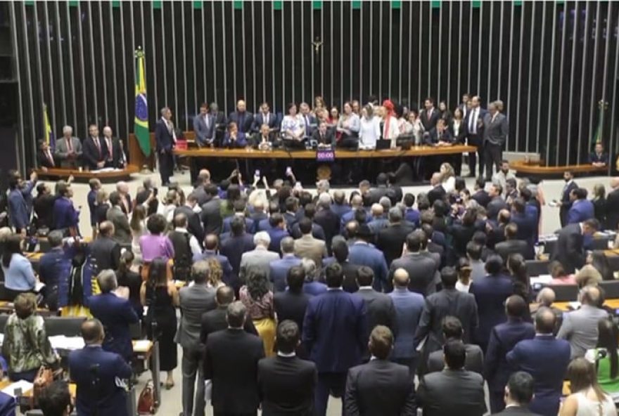 hugo-motta-critica-deputados-e-repreende-confusao-no-plenario.-video-da-denuncia-contra-bolsonaro