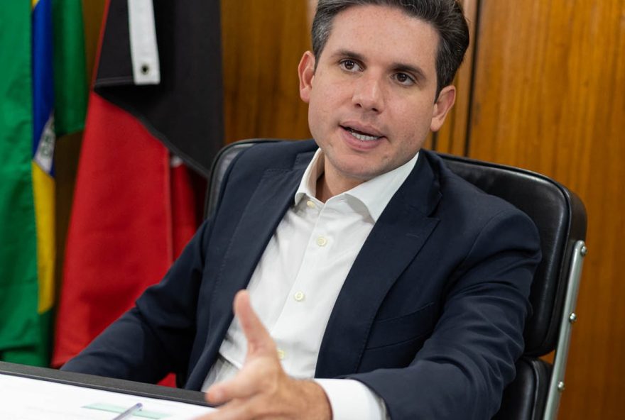 hugo-motta-defende-veto-a-eduardo-bolsonaro-exercer-lideranca-em-outro-pais