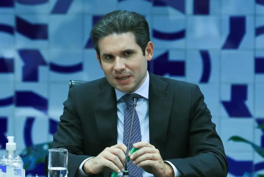 hugo-motta-designa-relator-do-pl-do-devedor-contumaz-apos-pressao-do-governo-e-parlamentares