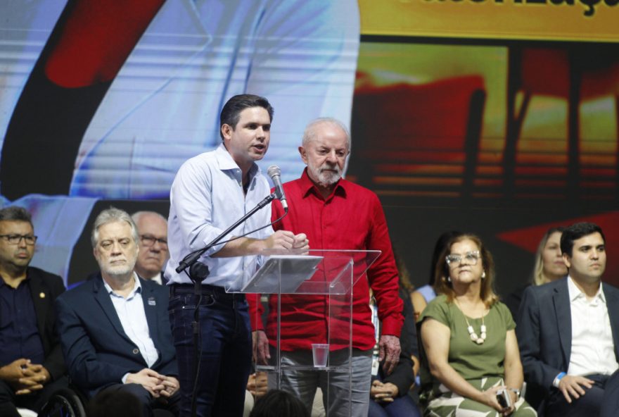 hugo-motta-e-vaiado-em-evento-de-dia-dos-professores-com-lula