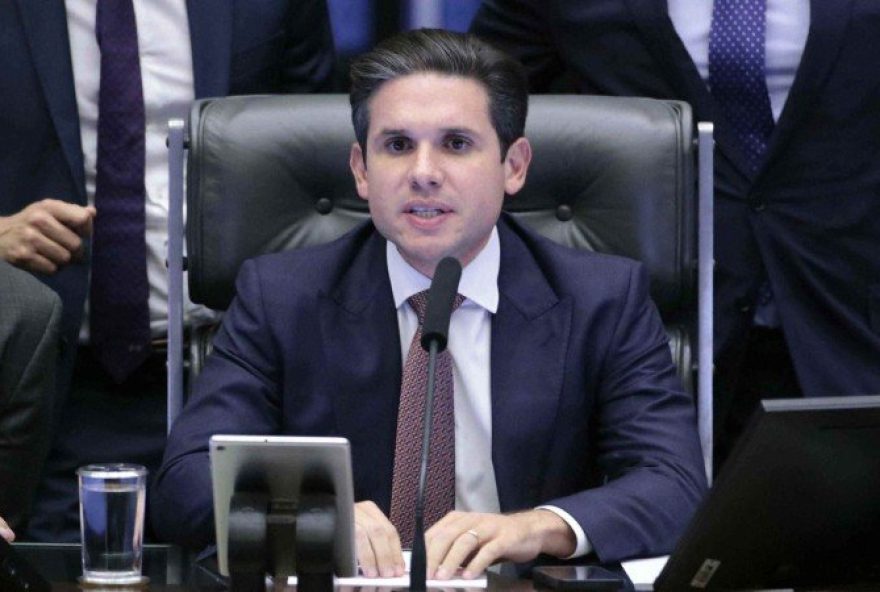 hugo-motta-escolhe-deputado-opositor-para-relatar-pl-do-devedor-contumaz