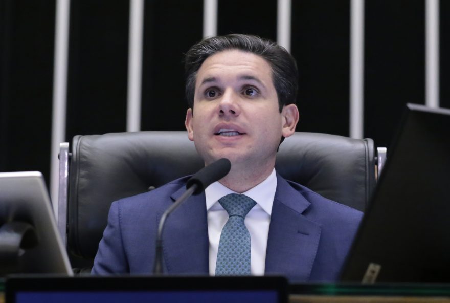 hugo-motta-evita-polemica-ao-falar-sobre-indicacao-de-eduardo-bolsonaro-como-lider