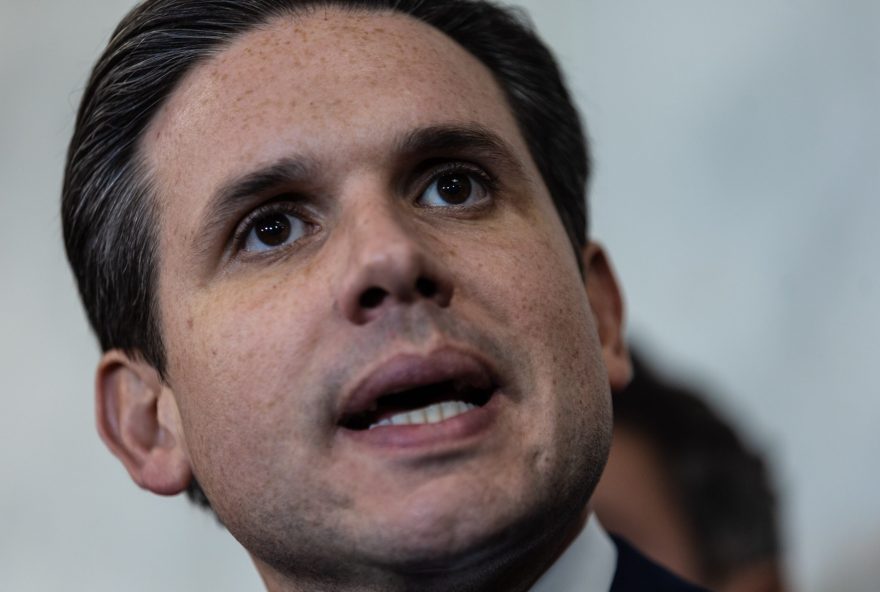 hugo-motta-impoe-restricoes-ao-voto-de-deputados-no-exterior-apos-caso-ramagem