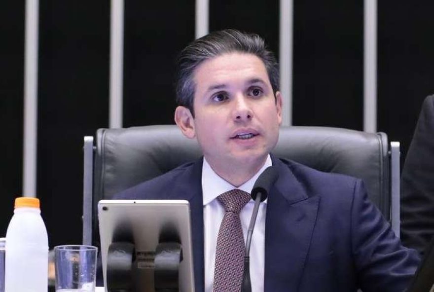 hugo-motta-oficializa-projeto-do-ir-como-unica-pauta-da-quarta-feira