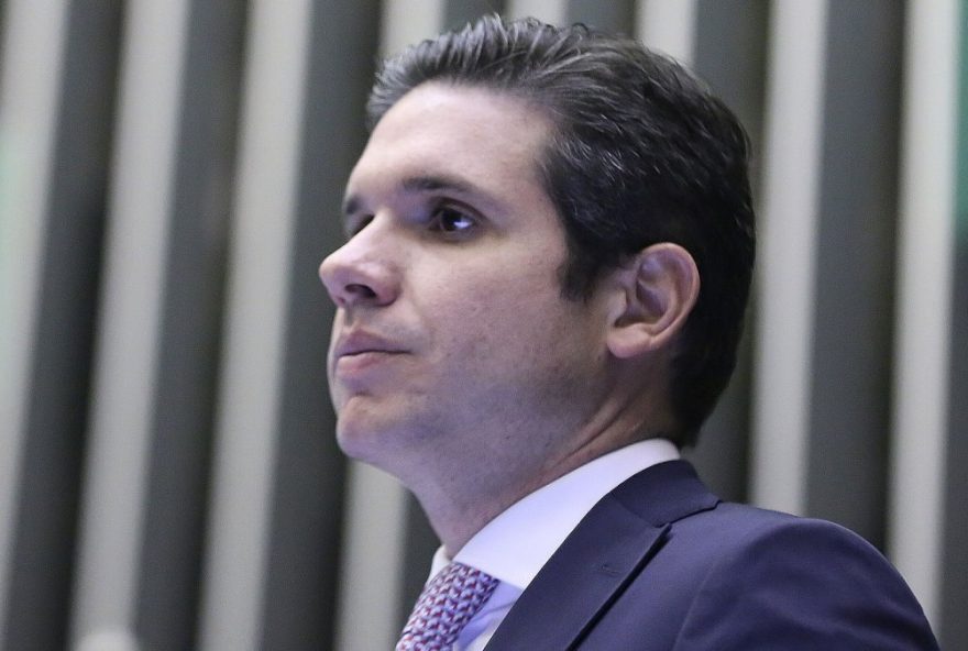 hugo-motta-pautara-urgencia-de-projetos-para-combater-fraudes-no-inss