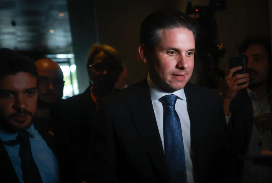 hugo-motta-sem-saida-apos-decisao-de-moraes-sobre-zambelli2C-afirmam-deputados