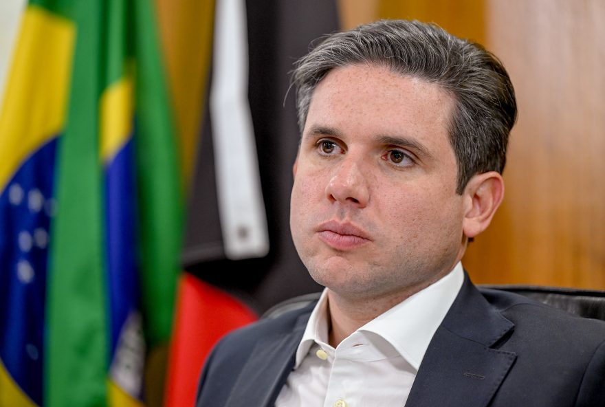 hugo-motta-tenta-direcionar-pauta-da-camara-apos-impasse-sobre-anistia-e-desgaste-da-pec-da-imunidade