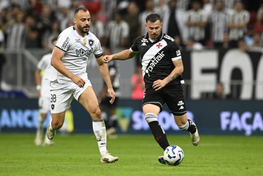 DF - BRASILIA - 12/07/2025 - BRASILEIRO A 2025, VASCO X BOTAFOGO - Lucas Piton jogador do Vasco durante partida contra o Botafogo no estadio Mane Garrincha pelo campeonato Brasileiro A 2025. Foto: Mateus Bonomi/AGIF