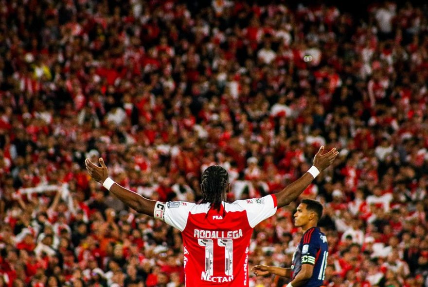 hugo-rodallega2C-ex-bahia2C-emocao-e-determinacao-no-gol-do-titulo-do-santa-fe-no-campeonato-colombiano3A-um-exemplo-de-superacao-no-futebol