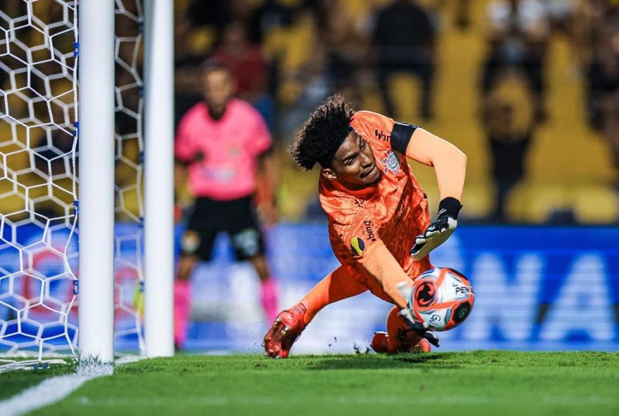 hugo-souza-defende-penalti-e-aumenta-lista-pelo-corinthians3A-analise-completa