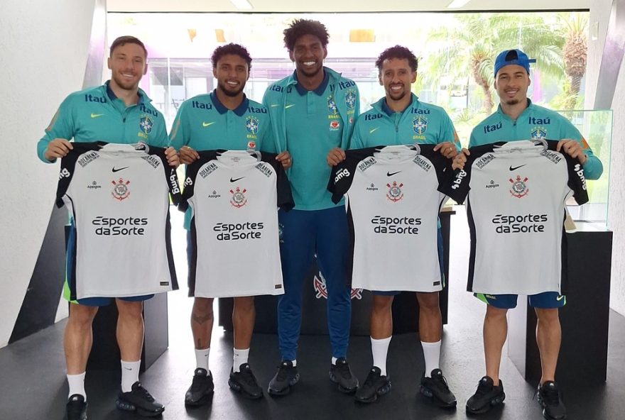 hugo-souza-emociona-ao-presentear-jogadores-da-selecao-ligados-ao-corinthians