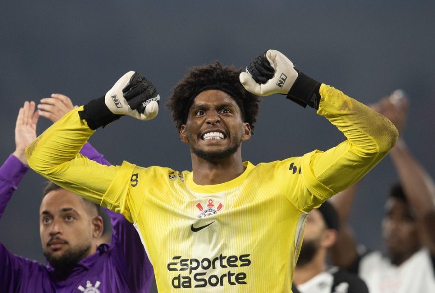 PR - CURITIBA - 27/08/2025 - COPA DO BRASIL 2025, ATHLETICO-PR X CORINTHIANS - Hugo Souza goleiro do Corinthians comemora vitoria no final da partida contra o Athletico-PR no estadio Arena da Baixada pelo campeonato Copa Do Brasil 2025. Foto: Hedeson Alves/AGIF