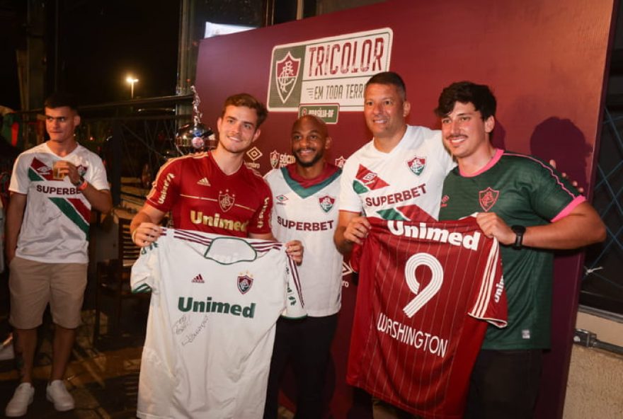 idolos-do-fluminense-distribuem-autografos-antes-de-classico-com-o-vasco-no-df