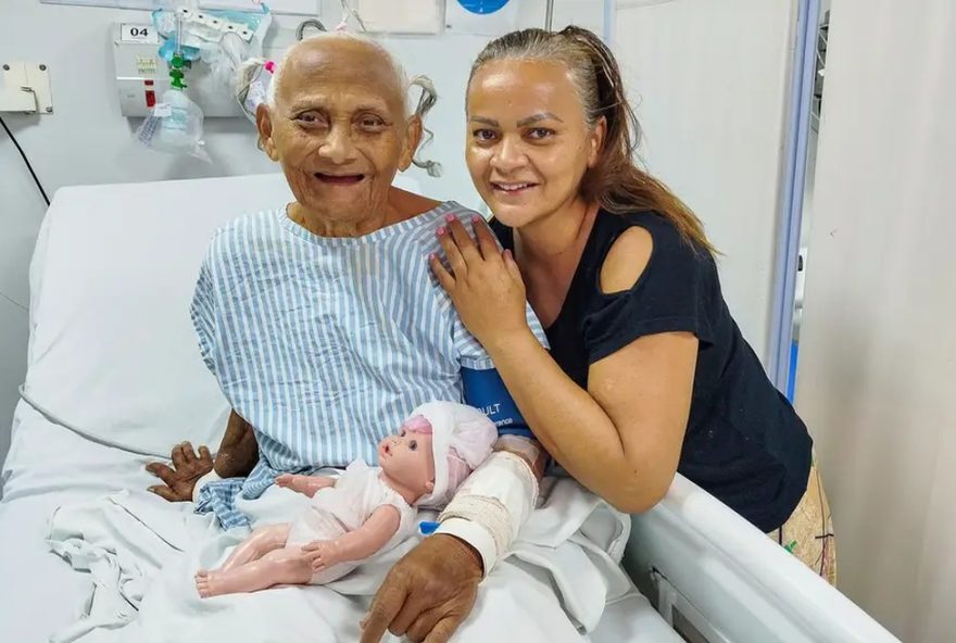 idosa-com-alzheimer-emociona-ao-levar-boneca-para-cirurgia-cardiaca