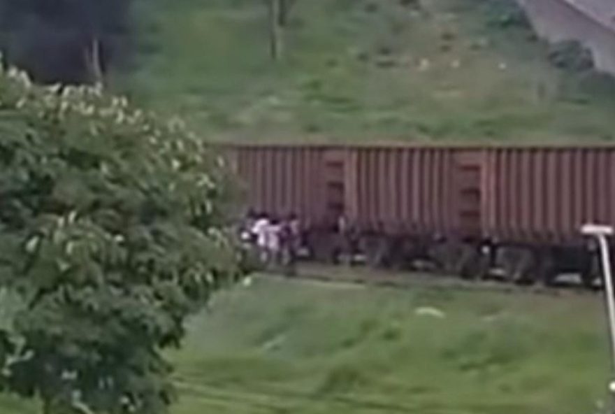 idosa-e-atropelada-por-trem-e-resgatada-em-estado-grave-no-barreiro2C-em-bh idosa-e-atropelada-por-trem-e-resgatada-em-estado-grave-no-barreiro2C-em-bh