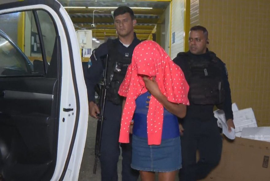 idosa-e-detida-com-11-mil-pinos-de-cocaina-em-inhauma2C-rio-de-janeiro3A-graves-consequencias-do-trafico-de-drogas