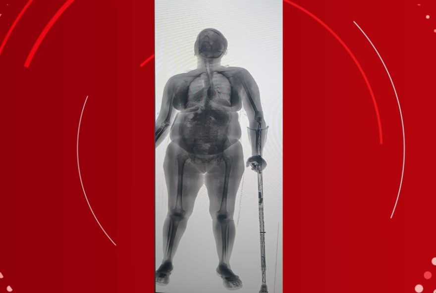 idosa-e-pega-tentando-entrar-em-presidio-de-salvador-com-drogas-e-eletronicos-na-muleta3A-contrabando-frustrado-em-prisao idosa-e-pega-tentando-entrar-em-presidio-de-salvador-com-drogas-e-eletronicos-na-muleta3A-contrabando-frustrado-em-prisao