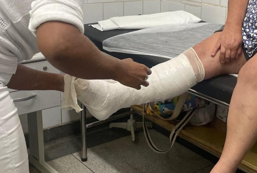 idosa-fratura-pe-ao-ser-sugada-por-buraco-em-calcada-de-uberlandia idosa-fratura-pe-ao-ser-sugada-por-buraco-em-calcada-de-uberlandia