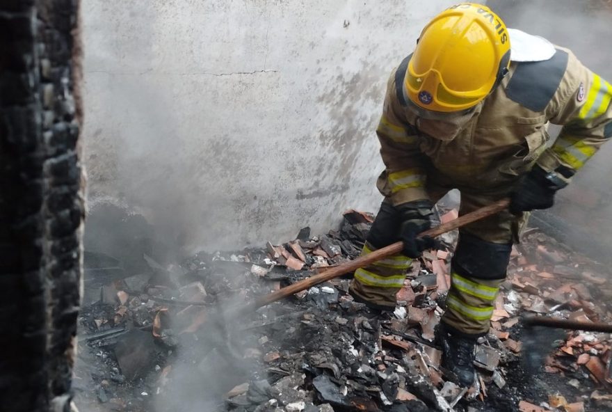idosa-morre-carbonizada-em-incendio-residencial-em-porteirinha3A-investigacoes-em-andamento