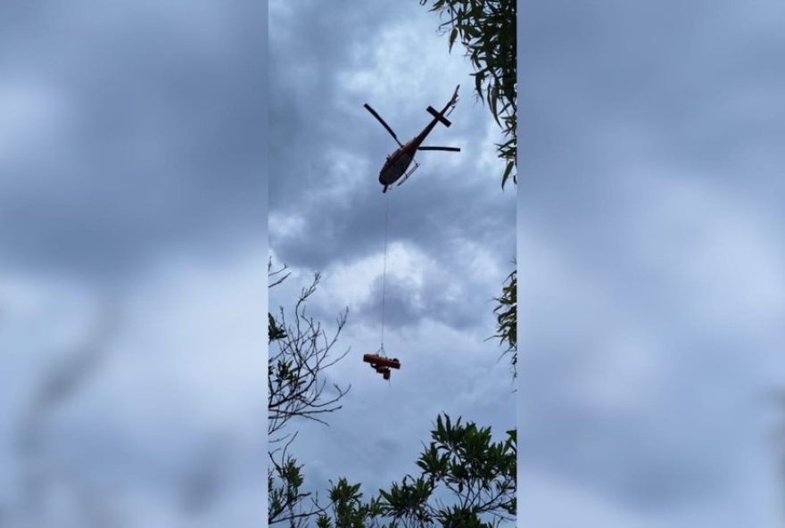 idosa-resgatada-de-helicoptero-apos-acidente-em-trilha-em-bombinhas2C-sc