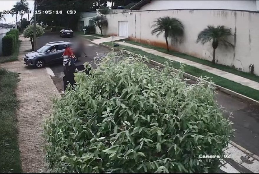 idosa-tem-carro-roubado-em-uberlandia3A-video-mostra-acao-dos-criminosos