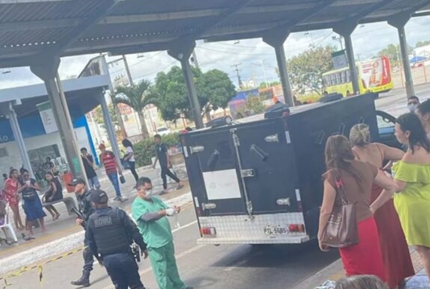 idosa-tem-mal-subito-e-morre-no-terminal-da-praia-grande3A-investigacoes-em-curso