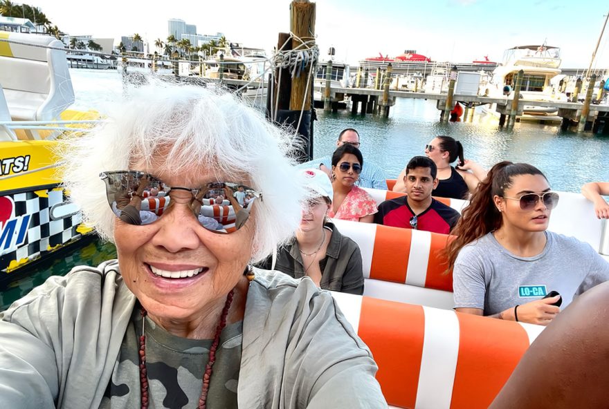 Luisa Yu, aos 79 anos, em uma de suas muitas viagens, rodeada por amigos que a chamam carinhosamente de 