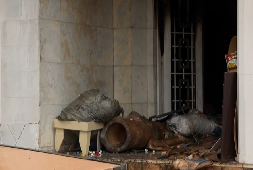 idoso-acumulador-e-encontrado-morto-em-casa-em-chamas3A-tragedia-em-curitiba idoso-acumulador-e-encontrado-morto-em-casa-em-chamas3A-tragedia-em-curitiba