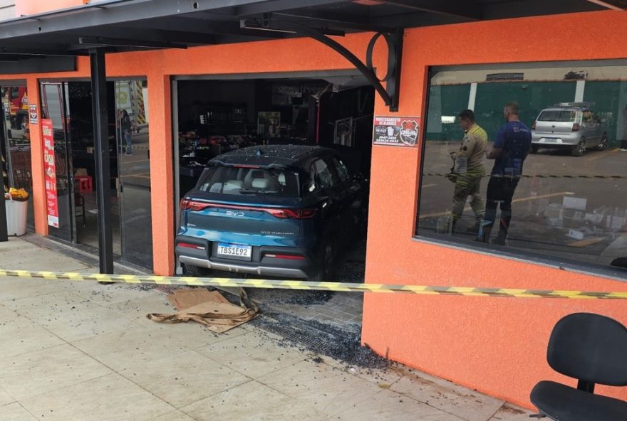 idoso-atinge-mercado-em-curitiba2C-interditado-por-risco-de-desabamento