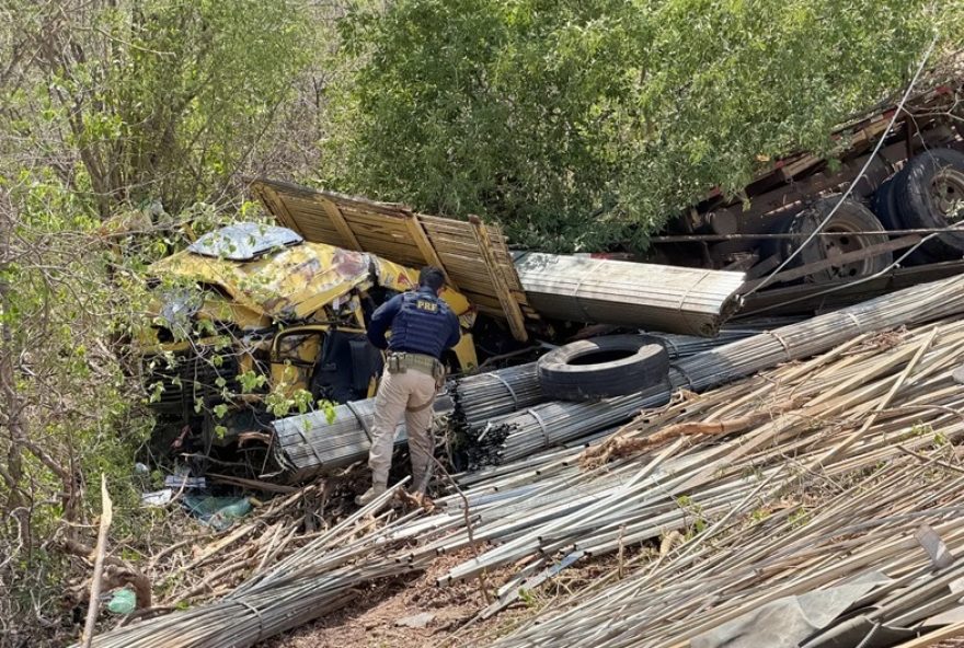 idoso-de-70-anos-falece-em-acidente-fatal-na-br-4073B-preso-nas-ferragens idoso-de-70-anos-falece-em-acidente-fatal-na-br-4073B-preso-nas-ferragens