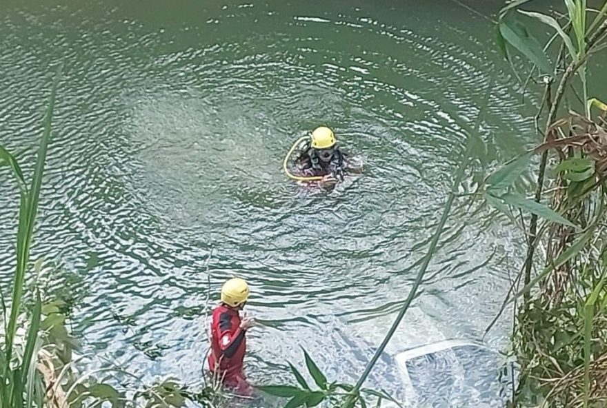 idoso-de-75-anos-morre-apos-carro-cair-em-represa-de-santa-branca2C-sp