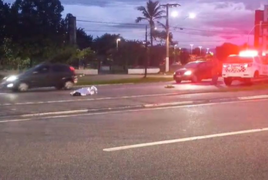 idoso-de-81-anos-morre-em-guaruja-apos-atropelamento3A-motorista-foge-e-abandona-carro-com-garrafa-de-whisky