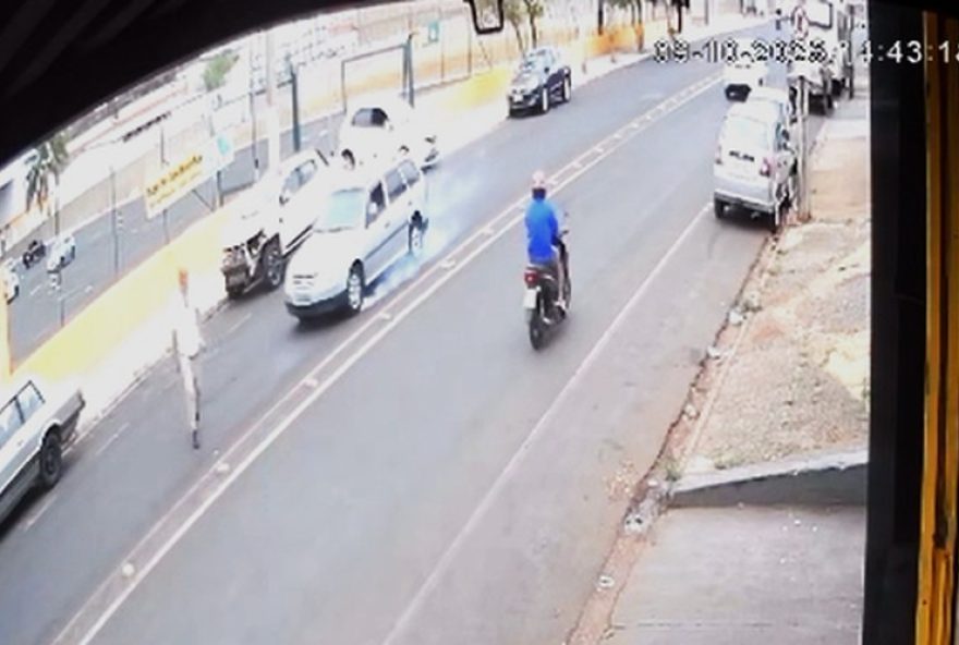 idoso-de-91-anos-atropela-pedestre-em-avenida-movimentada-de-uberaba3A-cameras-registram-o-momento.-vitima-esta-internada