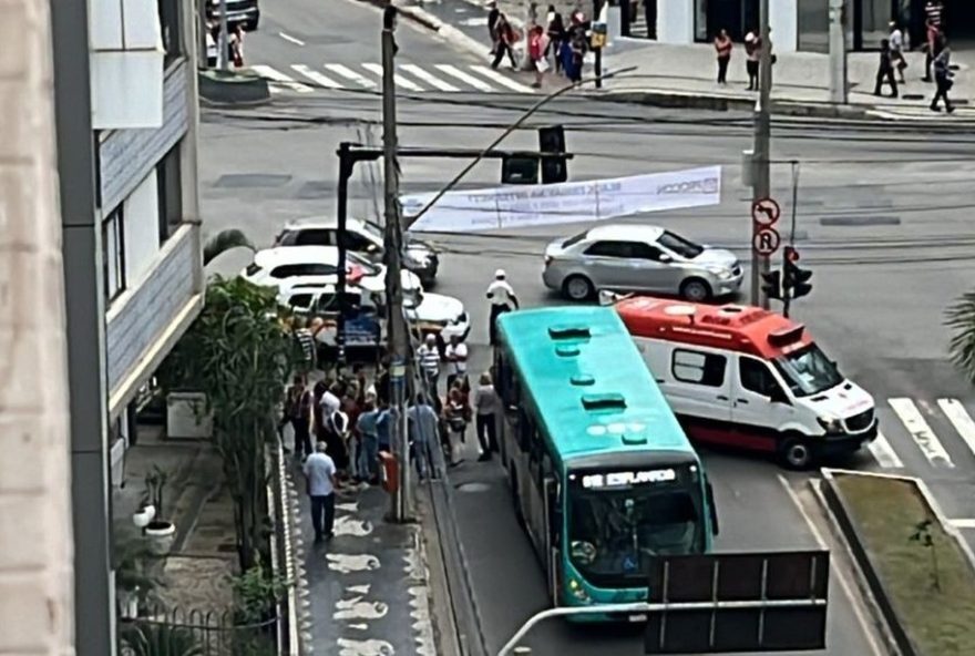 idoso-e-atropelado-por-onibus-no-centro-de-juiz-de-fora3A-vitima-consciente-e-estavel-no-hps