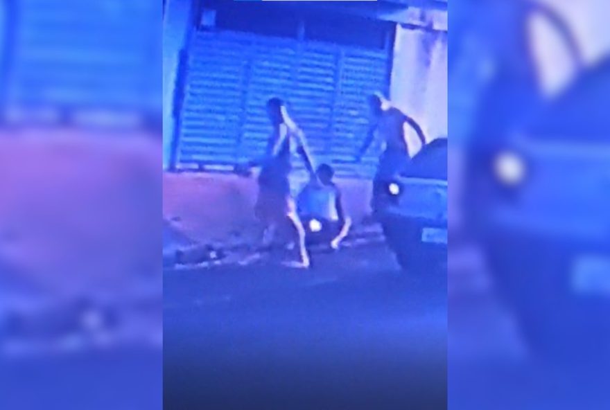 idoso-e-brutalmente-agredido-por-homens-em-santa-adelia-em-ataque-chocante-capturedo-por-cameras-de-seguranca idoso-e-brutalmente-agredido-por-homens-em-santa-adelia-em-ataque-chocante-capturedo-por-cameras-de-seguranca