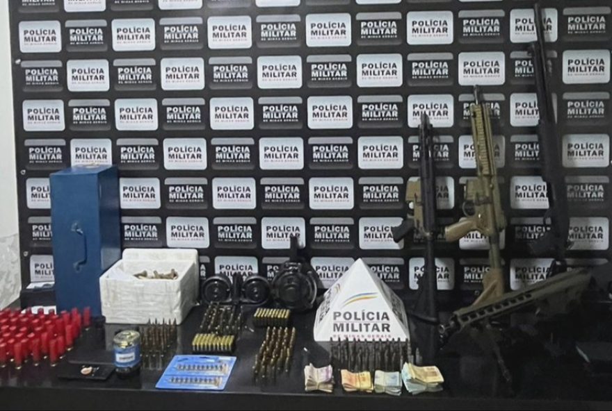 idoso-e-homem-sao-detidos-com-arsenal-pesado-em-ponte-nova3A-operacao-apreende-armas-e-municao