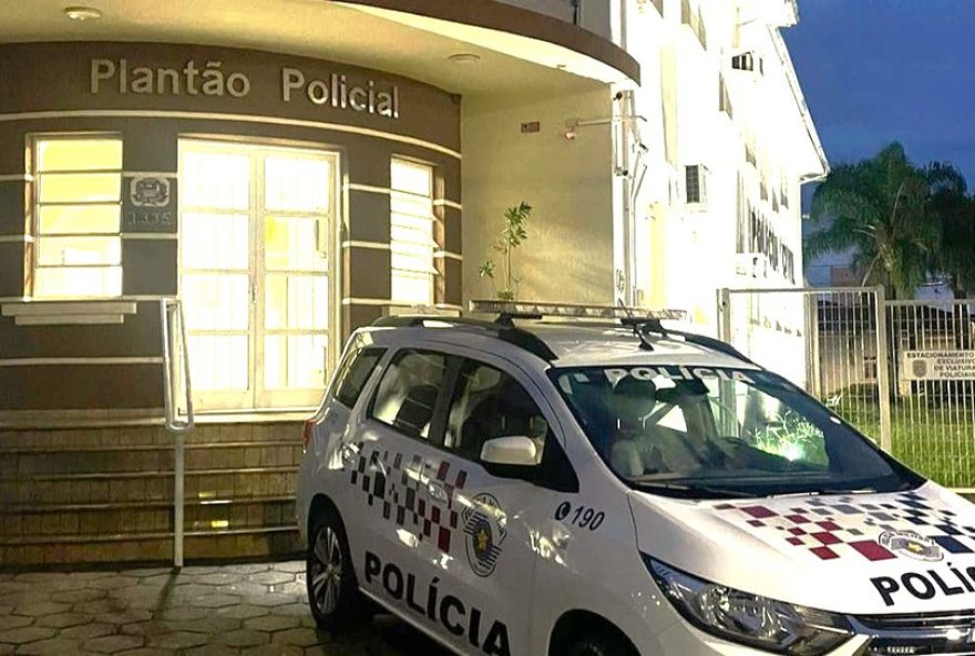 idoso-e-preso-suspeito-de-assediar-criancas-por-alambrado-em-avare-sp idoso-e-preso-suspeito-de-assediar-criancas-por-alambrado-em-avare-sp