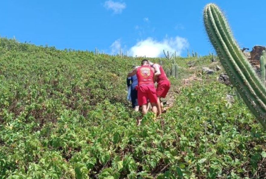 idoso-e-resgatado-apos-queda-na-trilha-da-pedra-furada-em-jericoacoara3A-bombeiros-agem-rapido-para-socorrer-turista-acidentado