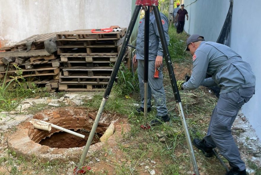 idoso-e-resgatado-vivo-de-poco-de-15-metros-no-interior-de-sp3A-veja-detalhes