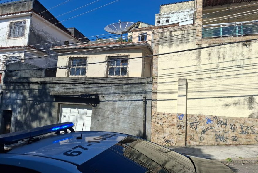 idoso-encontrado-morto-em-estado-de-esqueletizacao-apos-um-ano-com-janelas-lacradas3A-irmaos-sao-presos-e-investigados