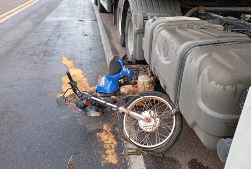 idoso-morre-em-acidente-entre-carreta-e-moto-na-br-1163A-policia-investiga-caso