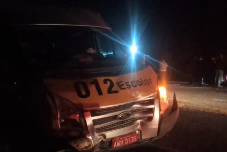 idoso-morre-em-acidente-na-grande-curitiba3A-carro-atingido-por-van-escolar-na-pr-0902C-diz-policia
