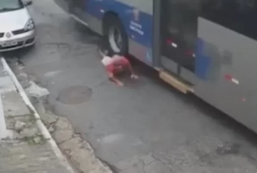 Motorista passou por cima das pernas do idoso. (Foto: Reprodução/Metrópoles)