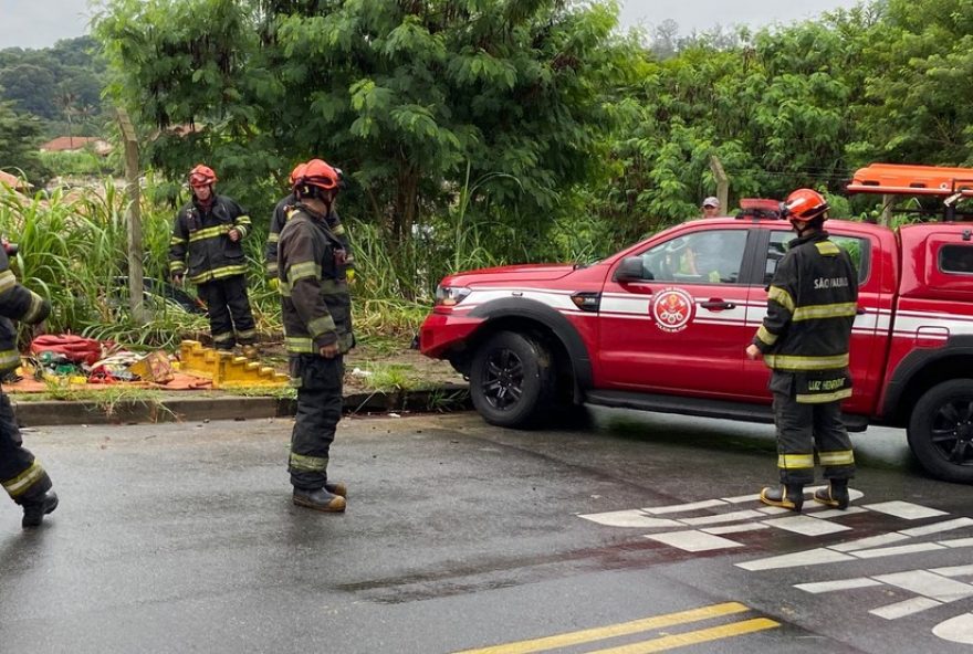 idoso-perde-controle-de-carro-e-cai-em-barranco-em-campinas3A-resgate-pelo-corpo-de-bombeiros