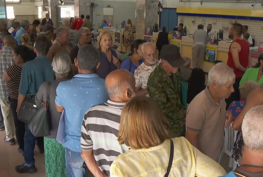 idosos-buscam-atendimento-nos-correios-de-bh-por-fraudes-no-inss