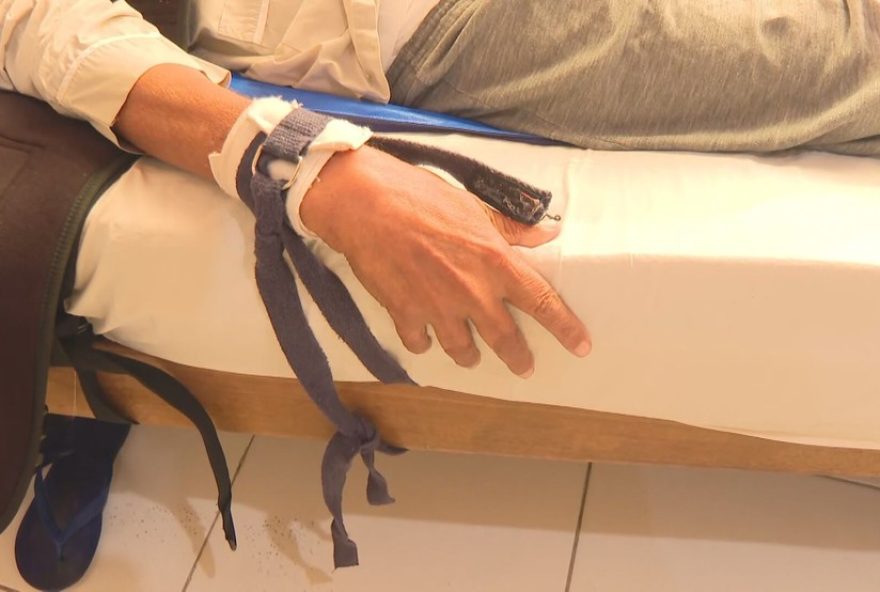 idosos-sao-encontrados-amarrados-em-asilo-clandestino-no-catumbi3A-prefeitura-interdita-local-e-resgata-vitimas idosos-sao-encontrados-amarrados-em-asilo-clandestino-no-catumbi3A-prefeitura-interdita-local-e-resgata-vitimas