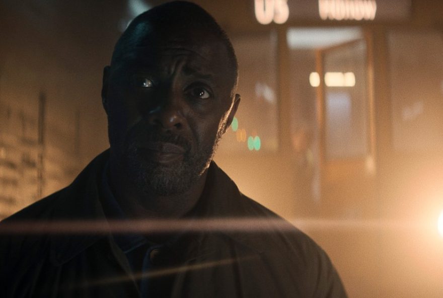 idris-elba-retorna-em-sequestro-e-novos-papeis-iconicos-na-era-do-buffet-livre-da-tv