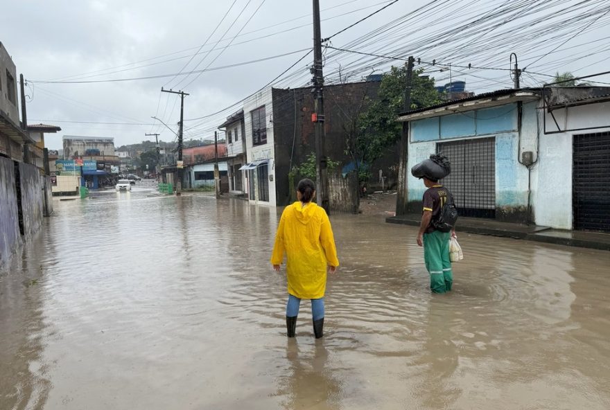 igarassu-decreta-estado-de-emergencia-devido-a-chuvas-intensas3A-ruas-alagadas2C-casas-invadidas-e-familias-desalojadas